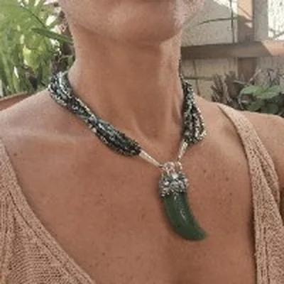 Capa de Colares e Pulseiras de Linhas e Pedras